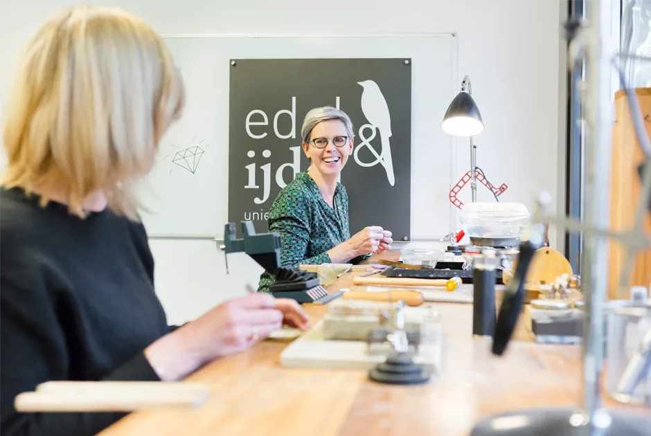 Edelsmid aan de werkbank in het sieradenatelier van Edel & IJdel